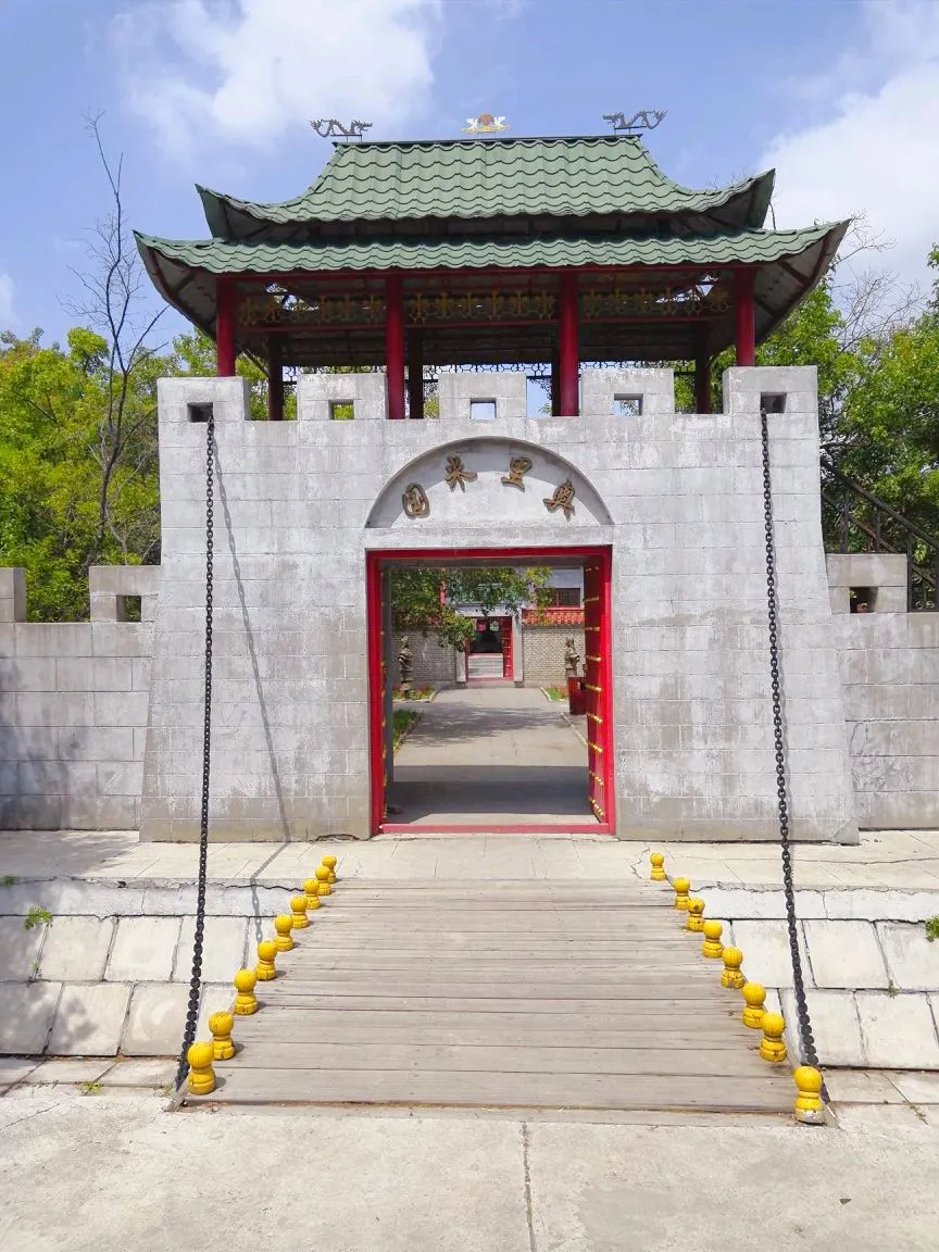 North China Ethnic Park, Crescent Lake