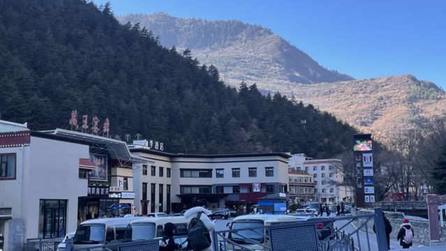 Jiuzhaigou Tibetan King Square