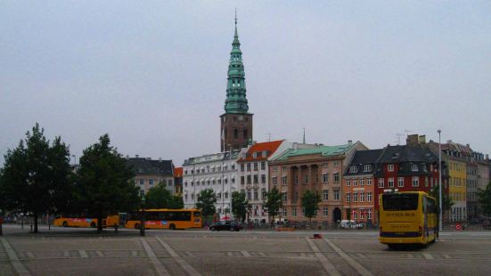 尼古拉教堂现在是位于哥本哈根的艺术中心，占据了前尼古拉教堂建