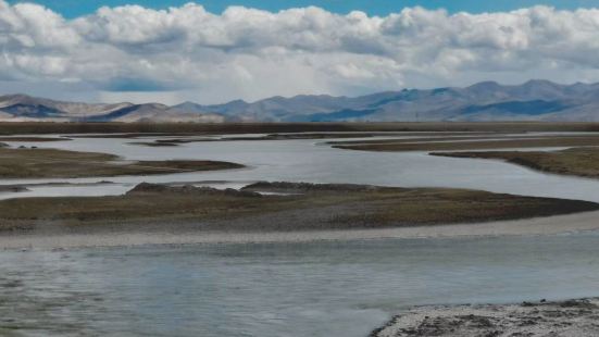 雅魯藏布江的源頭是馬泉河，從雪山出來，周邊是一段鏈條狀的新月