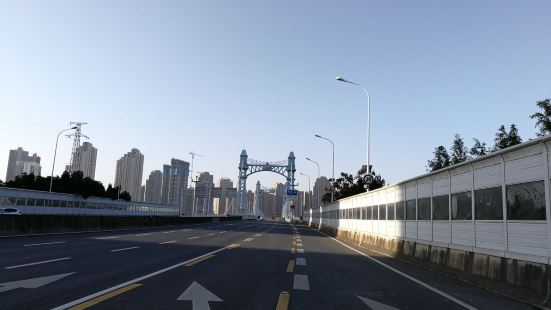 古田橋為主跨252米的自錨式懸索橋，是武漢市最為典雅的跨江橋