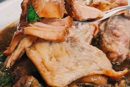 Kha Mu Charoensang Silom