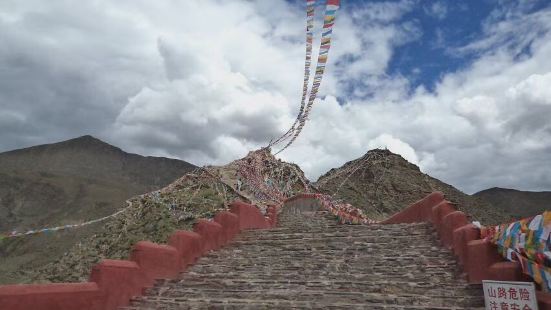 雍布拉康離桑耶寺51公里，車程1小時左右，是西藏歷史上第一座
