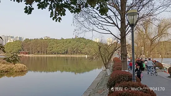 Qinglongshan Park (West Gate)