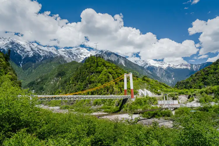 Hotels near Ten Heros on Chuanzang Line Monument