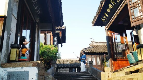 周庄富安桥始建于元至正十五年（1355年），后由沈万三之弟沈