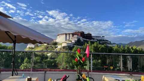 Lhasa Snow Lotus Hotel Tibetan Restaurant in ラサ
