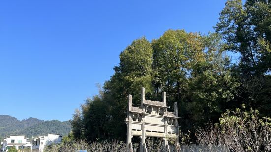 非常原始的感觉，能看见村民晒稻谷，拿着棍子赶麻雀的场景，村子