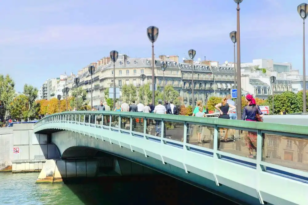 Hotels near Alma's bridge