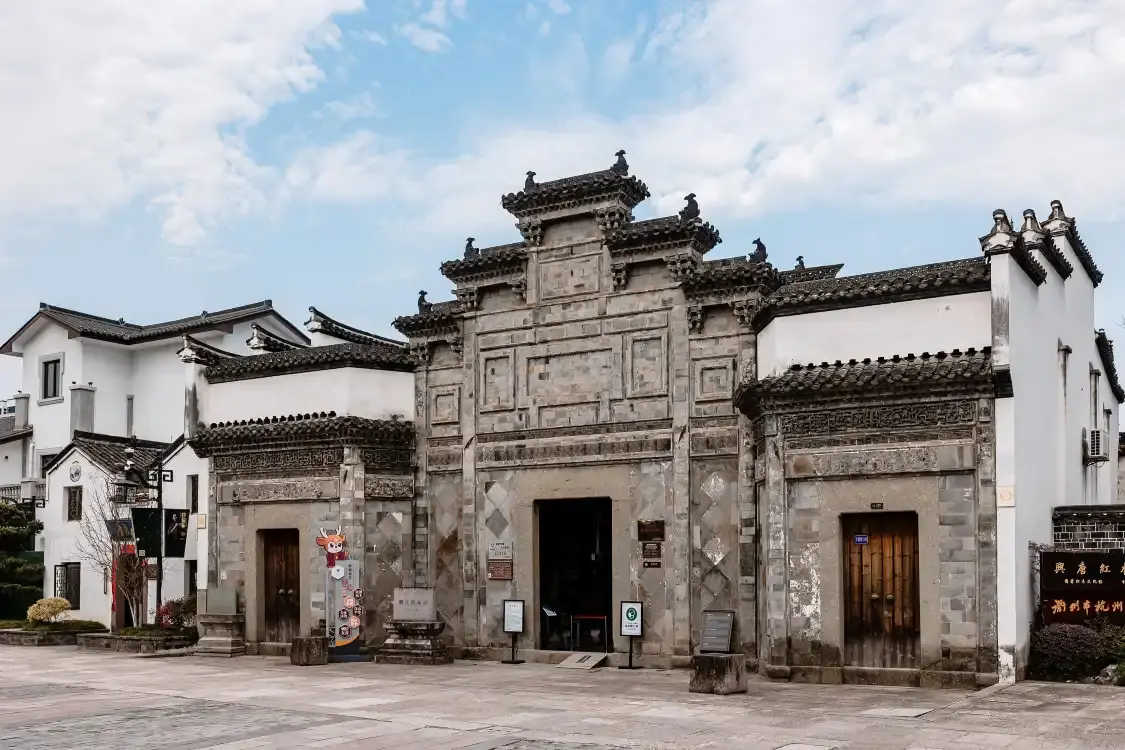 Hotels near Temple of Prince Xuanling of Zhou