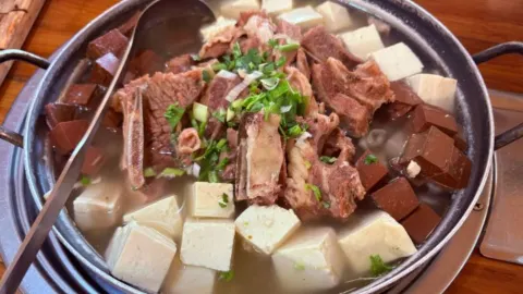 小黄牛朝鲜族特色汤饭馆(长白山店) in Yanbian