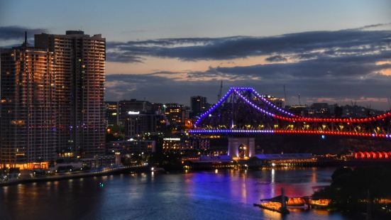 每天晚上橋上的燈會變換顏色，夜景非常漂亮，白天故事橋就一般般