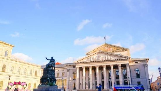 国王广场应该是慕尼黑著名的地标。访客必到的区域。这里的建筑杂