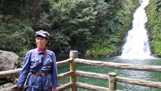 在井岡山地區的小井區域有一處瀑布群-龍潭，一共有五個瀑布，瀑