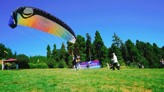 眉山玉屏山國際滑翔傘基地滑翔傘飛行體驗【專業教練一帶一動力傘飛行+贈送高畫質影片】