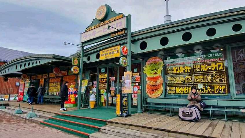 #luckypierrot #เบอร์เกอร์ตัวตลก ชื่อดังของดีเมือง #ฮาโกดาเตะ เบอร์เกอร์อร่อย ชิ้นใหญ่ แต่ราคาเบามาก ต้องไปลอง! 

เมนูแนะนำ Chinese Chicken Burger

📌 Kanemori red brick warehouse, Hakodate bay 
#รีวิวญี่ปุ่น #เที่ยวญี่ปุ่น #รีวิวฮอกไกโด #hokkaido #โกดังอิฐแดง 
#culturetrip

#culturetrip