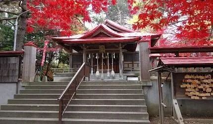 伏见稻荷神社也是日本最著名的几个神社之一，也是红色的装饰为主