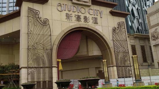 这是一家极尽奢华的地方，一踏入里面就能感觉到什么叫灯红酒绿，