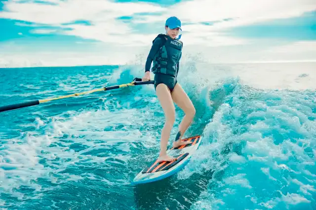 Wakesurfing in Sanya