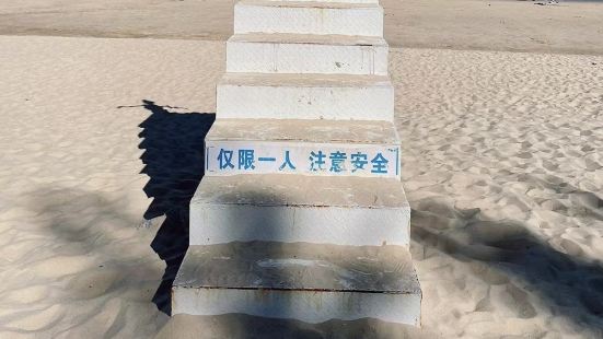 龙王头又叫龙凤头海滨浴场，是全国最大的海滨浴场之一。它有洁白