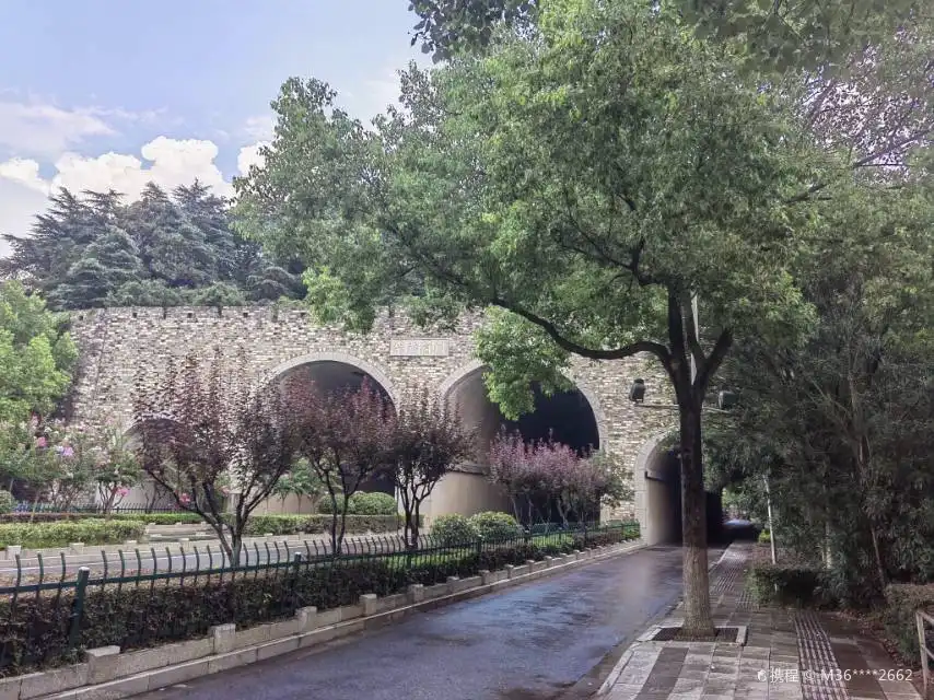 Hotels near Huayangang Gate