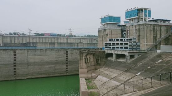葛洲坝船闸位于湖北省宜昌市西陵区葛洲坝水利枢纽的左坝头。是长