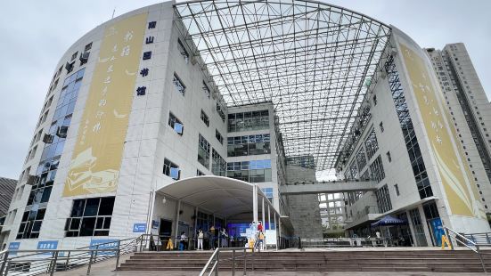 南山圖書館，位於南山博古館隔壁（靠近桃園地鐵站）。是南山區標