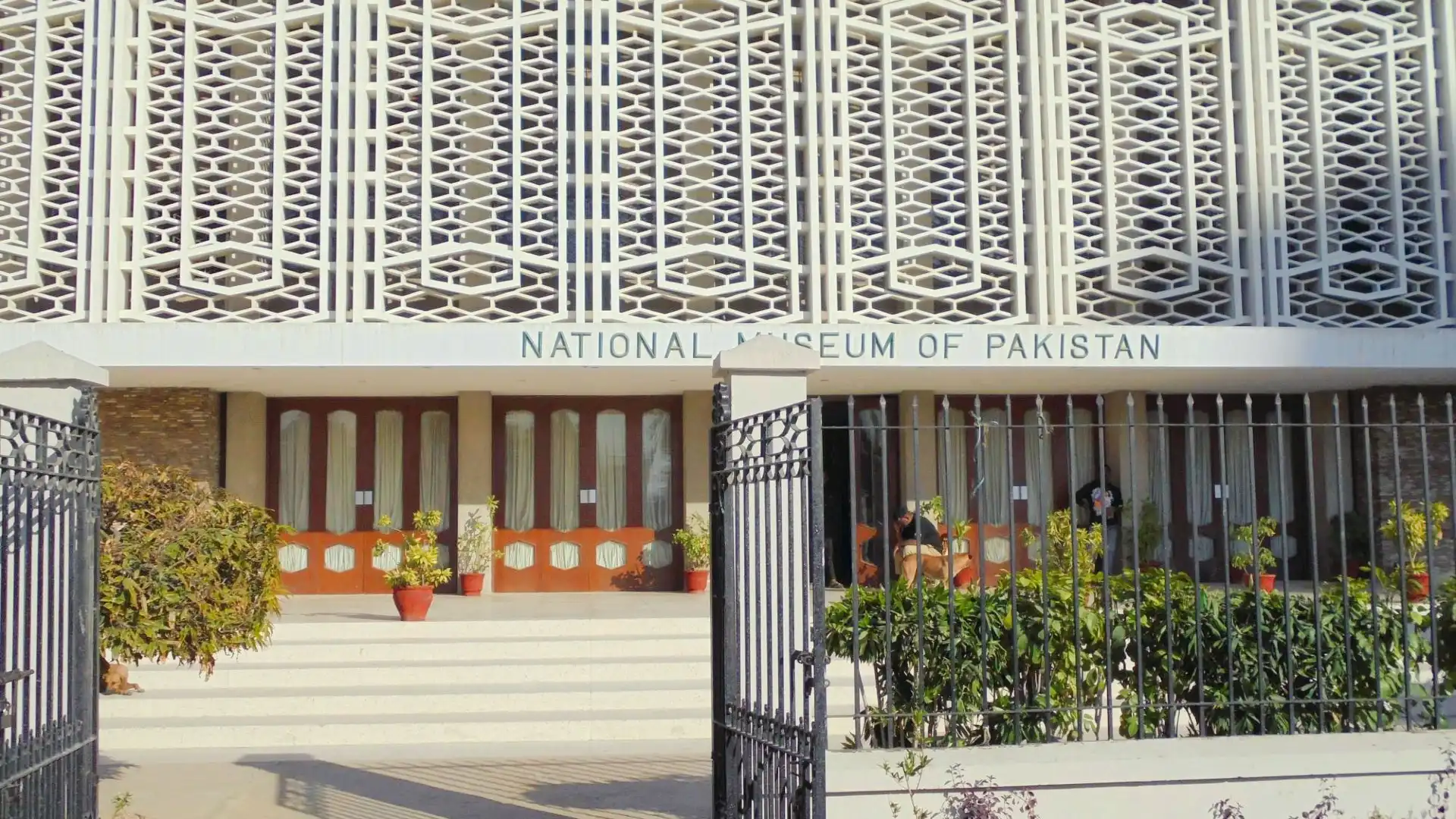 Hotels near National Museum Of Pakistan