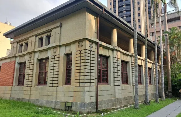 市定古蹟-新竹州立圖書館 (星巴克新竹州圖門市)