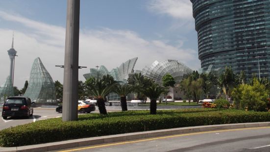 这是一个地标性的小广场，周边马路宽，不太容易到达，有一片玻璃