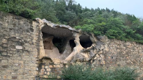 Hongqing Temple Grotto
