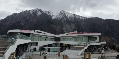 八宿然烏國際自駕房車露營營地