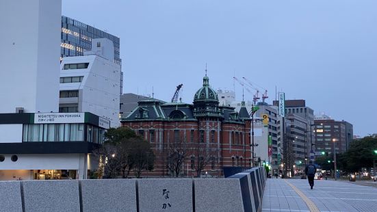 1階にはカフェが入っているようです。夜はライトアップされ、福