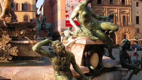 意大利佛罗伦萨市政府所在地旧宫外有一个公共广场也被翻译为领主
