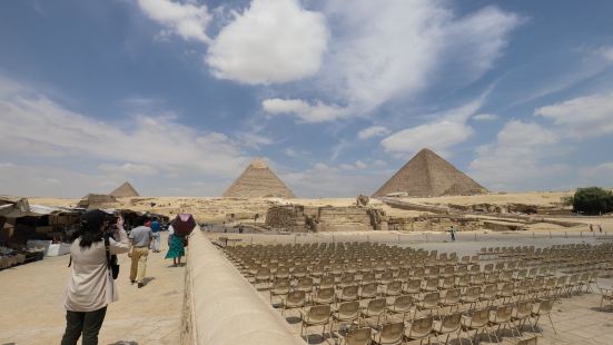 吉萨金字塔群中最小的一座，也是最晚建造的一座，孟卡拉不想自己