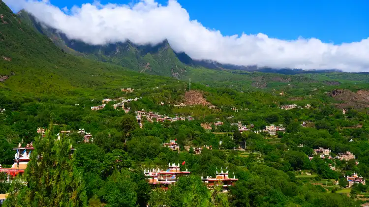 Hotels near Sandagu Tibetan Village