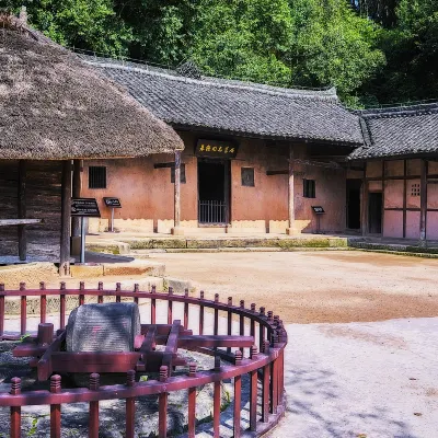 Hotel di Yilong Dengan Sarapan pagi