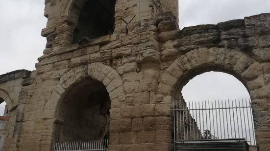 阿尔勒古罗马剧场是一座罗马式的露天圆形剧场，它建于公元1世纪