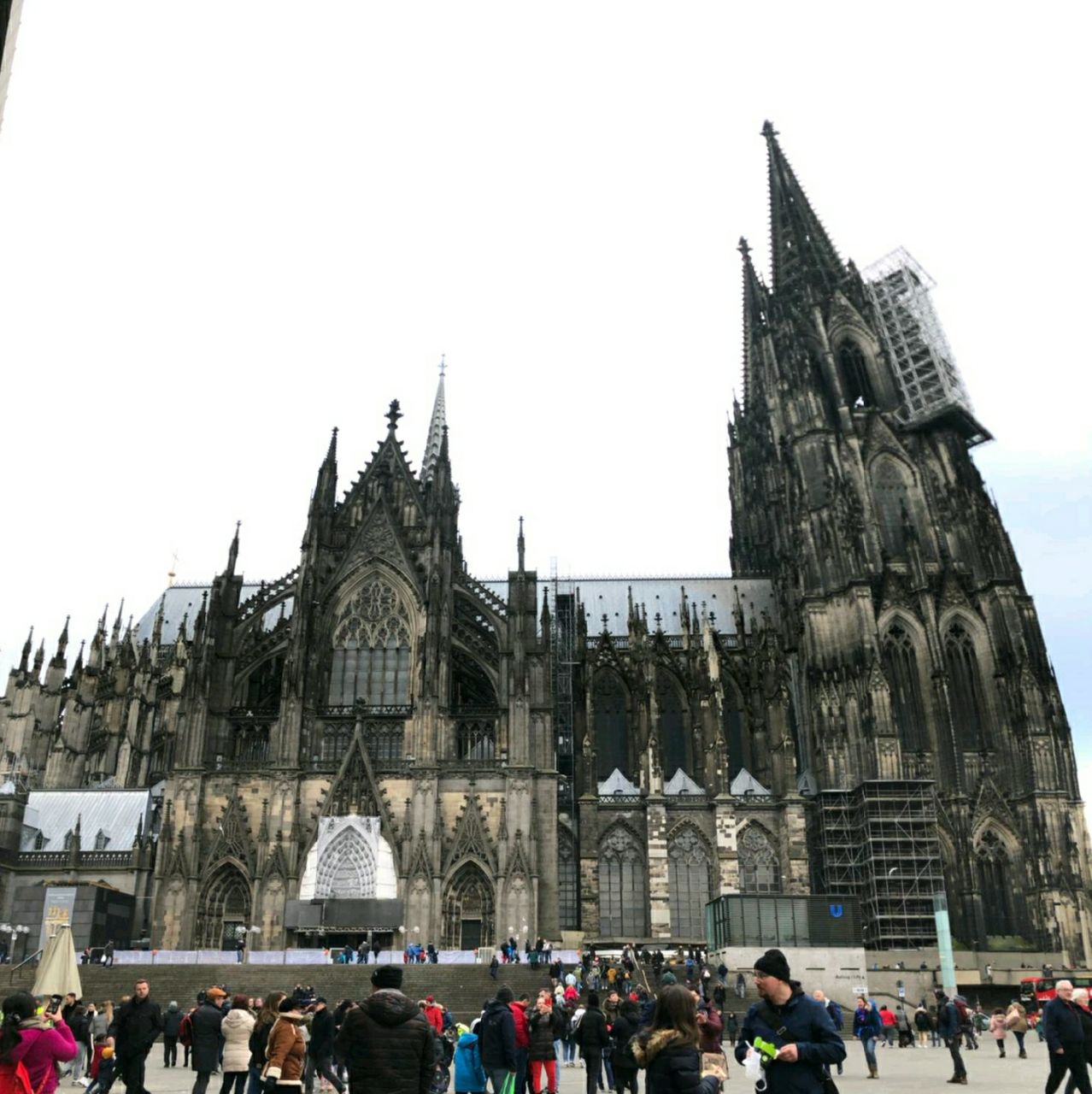 ドンとそびえ立つゴシック建築に圧倒された 中のステンドグラス Trip Com ドイツの旅のブログ