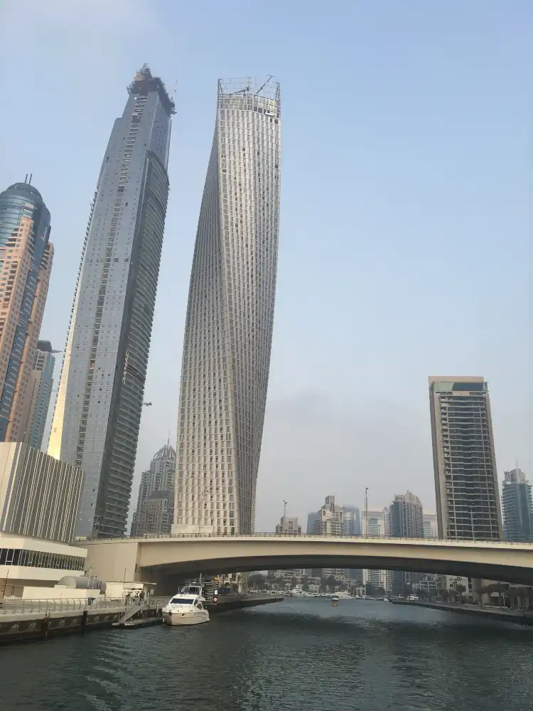 Các khách sạn gần Cayan Tower