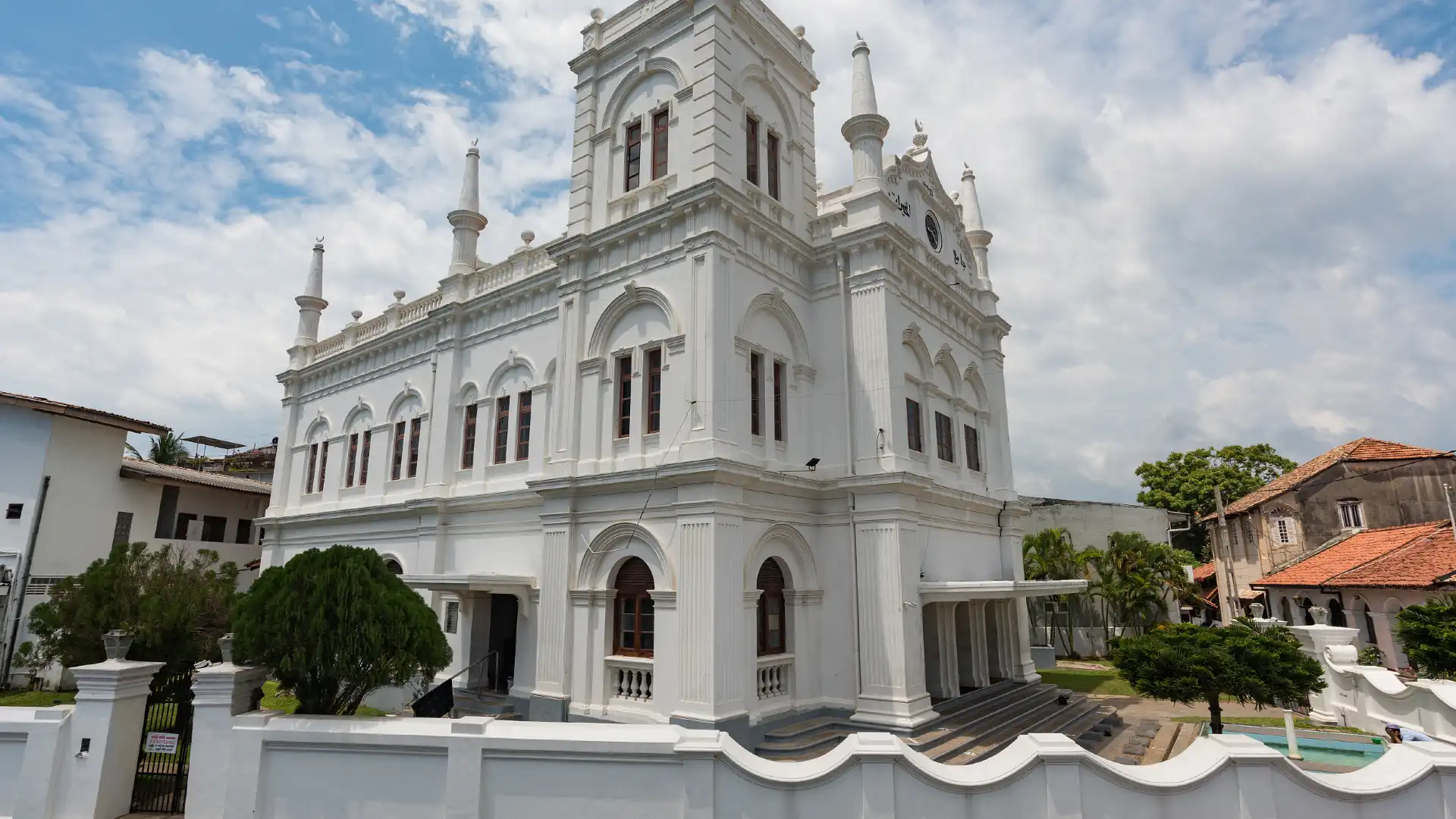 Hotels near Meeran Mosque