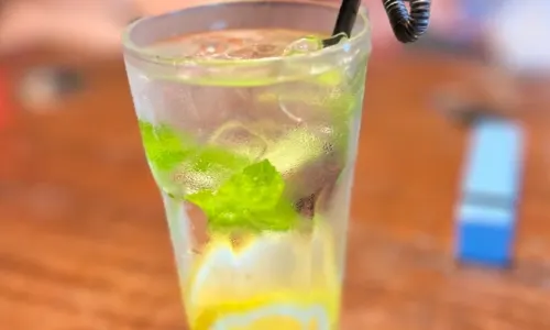伍佰回酒吧