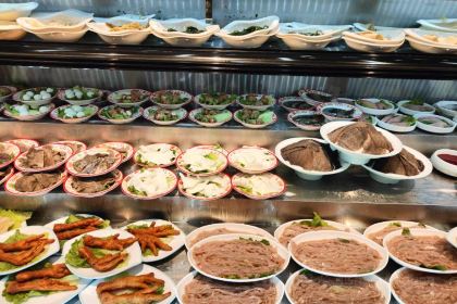 半城外鲜切牦牛肉自助火锅