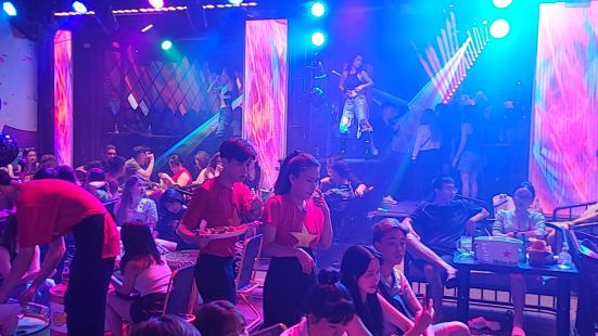 国庆节去大城市逛，很好玩，但是去酒吧街别喝洋酒(jia)，别