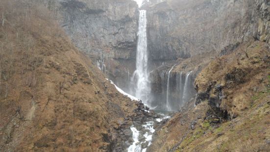 嚴瀑布是日本三大瀑布之一，位於日本栃木縣日光國立公園內，瀑布