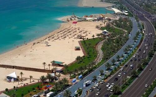 海滨海滩是阿布扎比的城市海岸线边缘，这个区域的沙子很多都是人