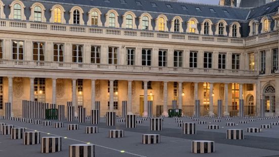 巴黎皇家宫殿外的黑白柱群，法国现代艺术家丹尼尔布伦的《两个平