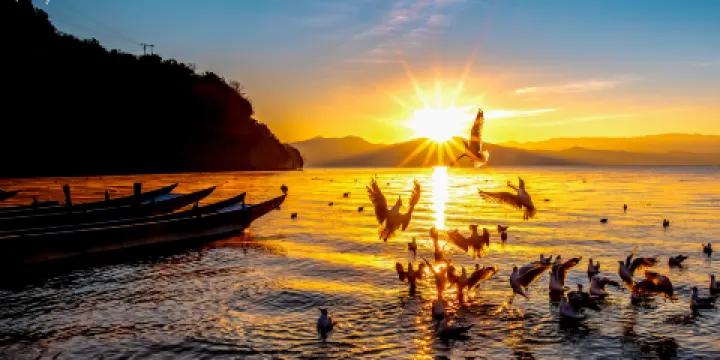 瀘沽湖觀賞日出