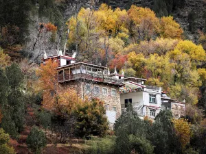 Zhonglu Tibetan Village