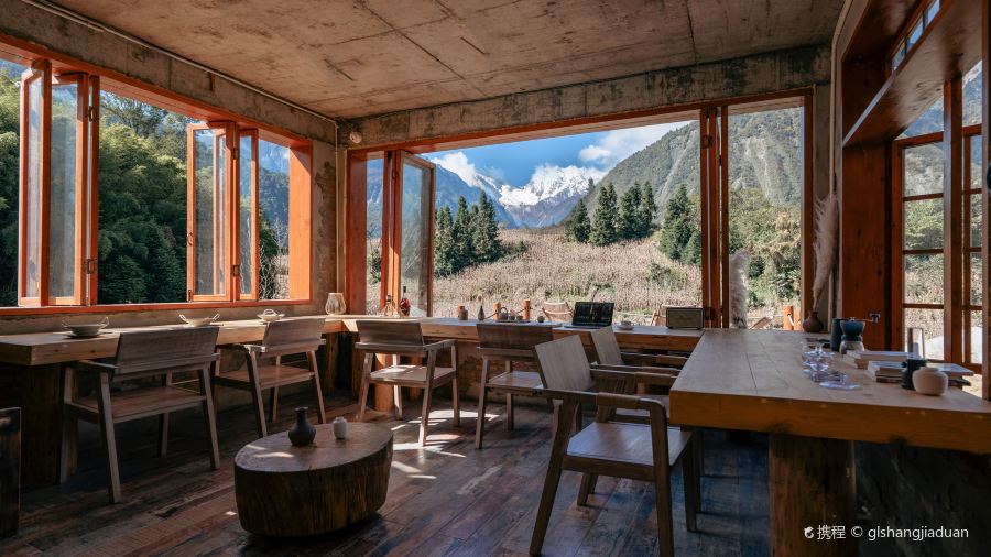 猫在云里·Cat in the Clouds｜既山野Embracing Nature·雪山观景野奢度假民宿(海螺沟冰川森林公园店)·户外餐厅